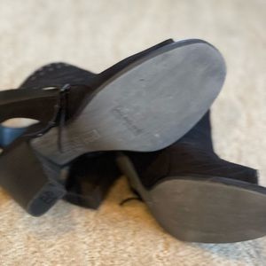 I’ve worn these Paul Green heels 2-3 times   They are like new